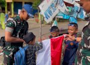 Semarak HUT ke-81 RI, Yonif TP 951/Pandeka Marapi Bagikan Bendera Merah Putih kepada Masyarakat