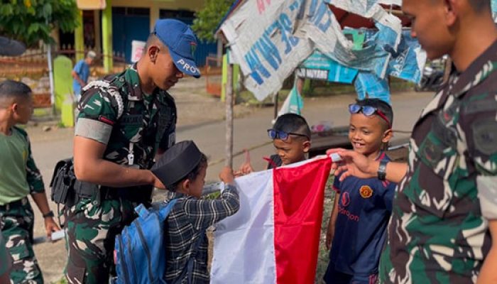 Semarak HUT ke-81 RI, Yonif TP 951/Pandeka Marapi Bagikan Bendera Merah Putih kepada Masyarakat