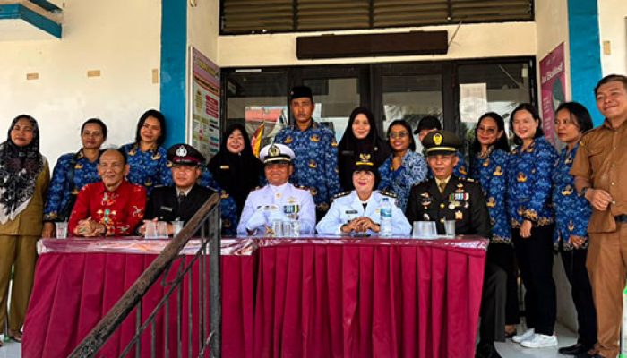 Personel Koramil 04/Sikakap Laksanakan Upacara HUT Ke-81 Kemerdekaan RI di Lapangan Syahbandar