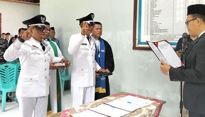 Bupati Mentawai Rinto Wardana Lantik Emilius Sabagalet dan Seltius Sibulatnia sebagai Pj Kepala Desa