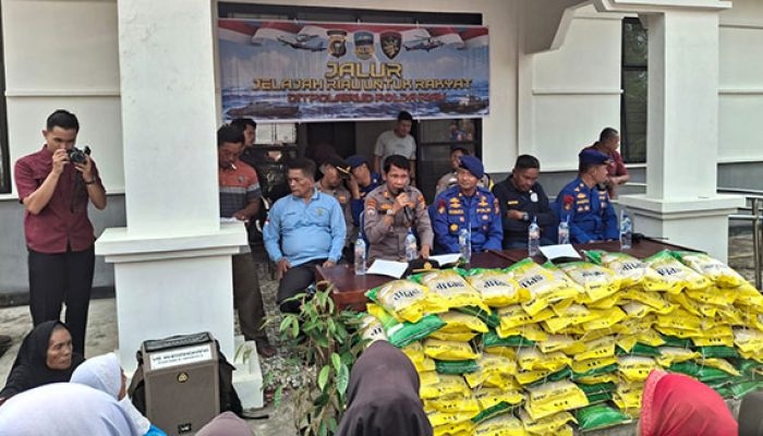 JALUR Hadir di Bandar Alai Kari, Dit Pol Air Polda Riau dan Polres Kuansing Berikan Layanan Kesehatan hingga Bantuan Sembako