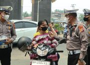 Polres Kuansing Bagikan Masker kepada Pengguna Jalan, Imbau Masyarakat Jaga Kesehatan