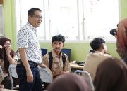 SMAN 17 dan SMAN 12 Padang Terima 140 Laptop dari Pokir Evi Yandri