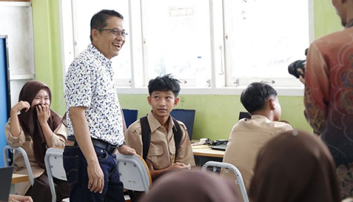 SMAN 17 dan SMAN 12 Padang Terima 140 Laptop dari Pokir Evi Yandri