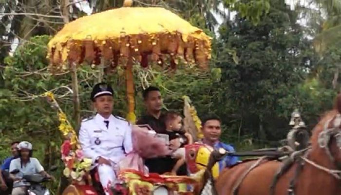 Usai Dilantik, Ahmad Rizki Pernanda Diarak Warga Singguliang dengan Kereta Kencana