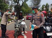 Kabut Asap Karhutla Mengancam, Polsek Koto Tangah Turun Bagikan Masker ke Pengendara