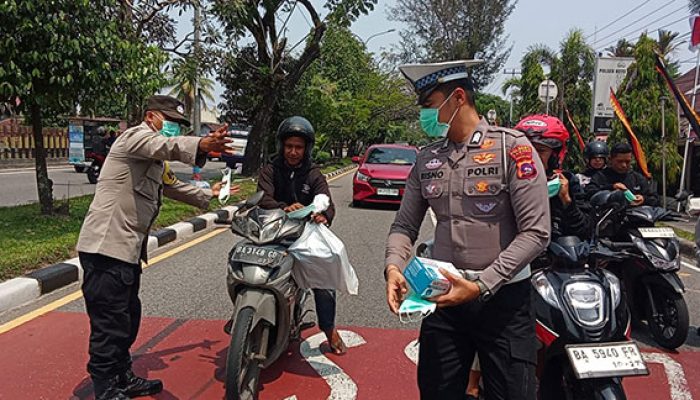 Kabut Asap Karhutla Mengancam, Polsek Koto Tangah Turun Bagikan Masker ke Pengendara
