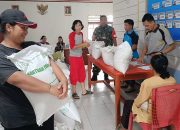 Babinsa Ramil 04 Sikakap Dampingi Penyaluran 18,7 Ton Beras Bantuan Pangan untuk Warga Desa Taikako