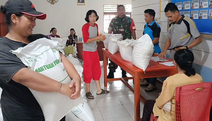 Babinsa Ramil 04 Sikakap Dampingi Penyaluran 18,7 Ton Beras Bantuan Pangan untuk Warga Desa Taikako