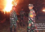 Kodim 0313/Kampar, Yonif 132/BS dan Yonif TP 898 Bergotong Royong Kendalikan Karhutla di Salo