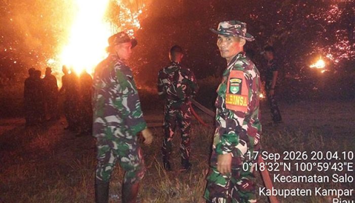 Kodim 0313/Kampar, Yonif 132/BS dan Yonif TP 898 Bergotong Royong Kendalikan Karhutla di Salo