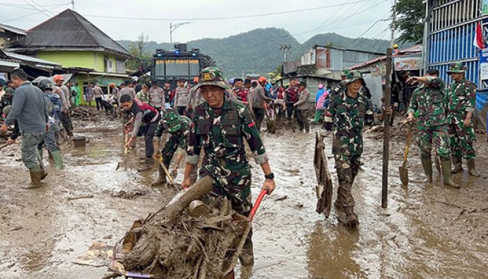 Yonif TP 951/Pandeka Marapi Gerak Cepat Bantu Penanganan Banjir di Kabupaten Solok