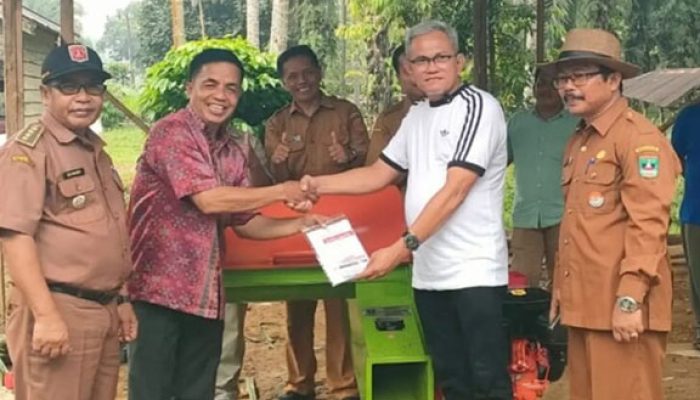 Lazuardi Erman Salurkan Mesin Pencacah untuk Kelompok Tani di Agam