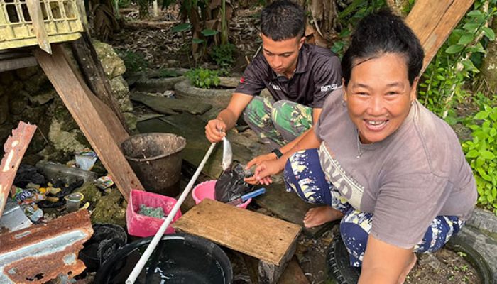 Hangatnya Kebersamaan Satgas TMMD ke-130 Kodim 0319/Mentawai, Makan Bersama Ibu Angkat Pererat Kekeluargaan