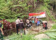 Sinergi TNI-Polri Angkut Pipa Air Bersih, Dukung Pembangunan TMMD ke-130 di Mentawai