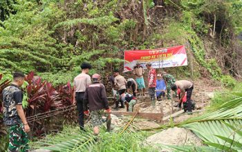 Sinergi TNI-Polri Angkut Pipa Air Bersih, Dukung Pembangunan TMMD ke-130 di Mentawai