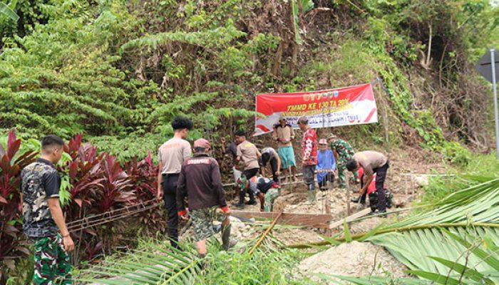 Sinergi TNI-Polri Angkut Pipa Air Bersih, Dukung Pembangunan TMMD ke-130 di Mentawai
