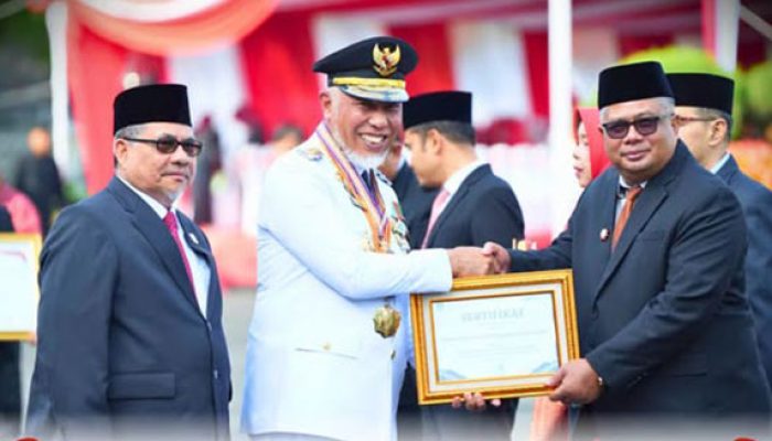 Solsel Terima Penghargaan Adinata Syariah dari Pemprov Sumbar