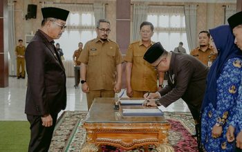 Pemkab Solsel Lantik Kembali Dr. Syamsurizaldi Sebagai Sekretaris Daerah