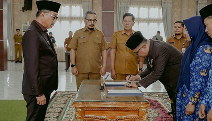Pemkab Solsel Lantik Kembali Dr. Syamsurizaldi Sebagai Sekretaris Daerah