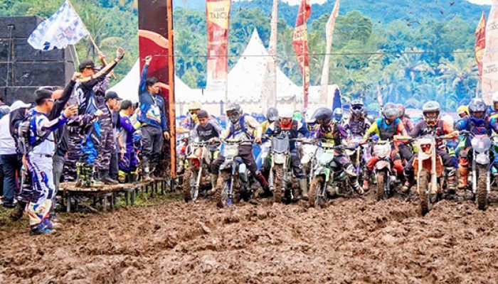 Crosser Padati Solsel dalam Trabas HUT TNI AL