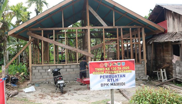 Satgas TMMD ke-130 Bersama Warga Gotong Royong Pasang Dinding RTLH Milik Bapak Hamidi di Goiso’oinan