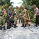 Dandim dan Bupati Mentawai Turun Langsung Tuang Semen, Percepat Pengecoran Jalan TMMD ke-130