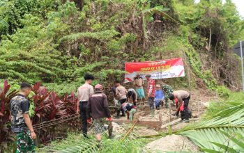 Sinergi TNI-Polri Angkut Pipa Air Bersih, Dukung Pembangunan TMMD ke-130 di Mentawai