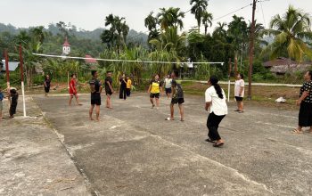 Pererat Kemanunggalan TNI dan Rakyat, Satgas TMMD ke-130 Bermain Voli Bersama Ibu-Ibu Warga Desa Goisoinan