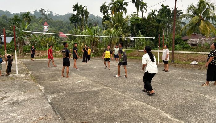 Pererat Kemanunggalan TNI dan Rakyat, Satgas TMMD ke-130 Bermain Voli Bersama Ibu-Ibu Warga Desa Goisoinan