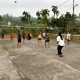 Pererat Kemanunggalan TNI dan Rakyat, Satgas TMMD ke-130 Bermain Voli Bersama Ibu-Ibu Warga Desa Goisoinan