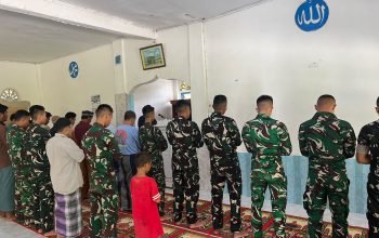 Pererat Keimanan, Personel Satgas TMMD ke-130 Kodim 0319/Mentawai Laksanakan Salat Berjamaah di Masjid Mujahiddin