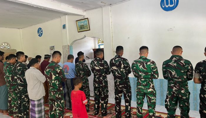 Pererat Keimanan, Personel Satgas TMMD ke-130 Kodim 0319/Mentawai Laksanakan Salat Berjamaah di Masjid Mujahiddin