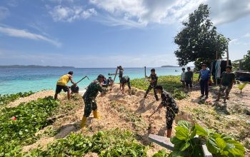 Satgas TMMD ke-130 Kodim 0319/Mentawai Bersama Warga Bersihkan Lingkungan Dusun Kampung