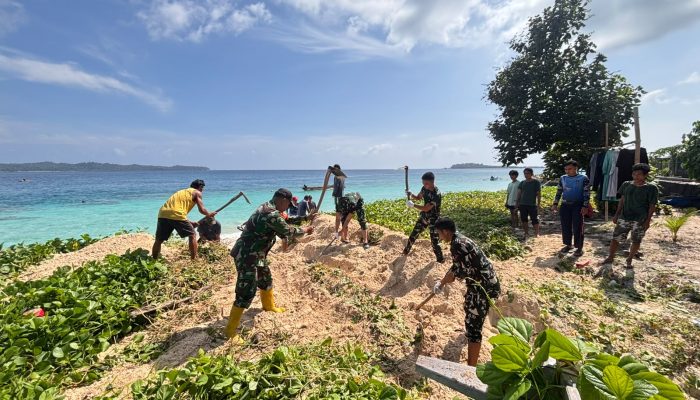 Satgas TMMD ke-130 Kodim 0319/Mentawai Bersama Warga Bersihkan Lingkungan Dusun Kampung