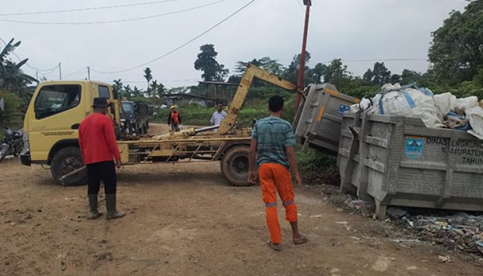 Sampah Proyek Berserakan di Belakang RSUD Mentawai, Pelaksana Diminta Bertanggung Jawab
