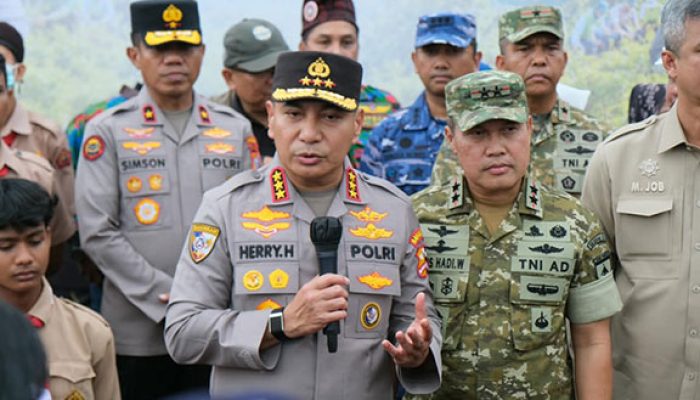 TNI-Polri Bersama Buruh Tanam 20 Ribu Pohon di Siak, Kabaharkam Tekankan Polisi Bersama Masyarakat