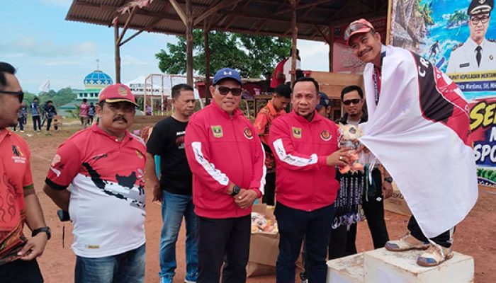 Aprinaldi Serahkan Medali Emas Ketiga untuk Cricket Padang Pariaman, Atlet Dapat Apresiasi
