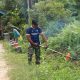 Satgas TMMD ke-130 Kodim 0319/Mentawai Goro Bersama Warga Bersihkan Rumput Liar di Bukit Pamewa