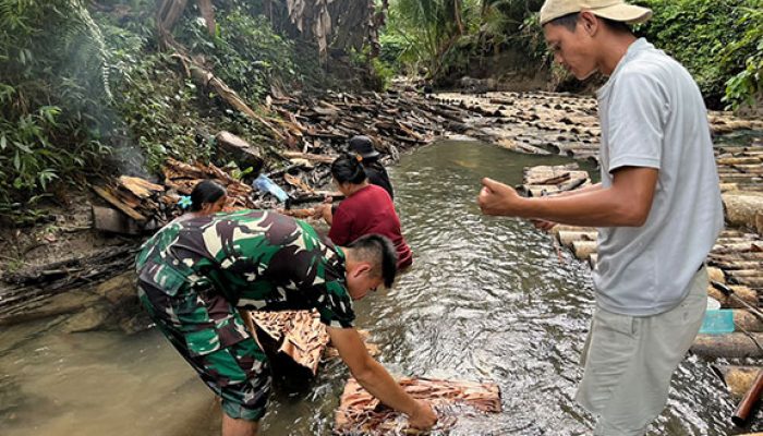Mengenal Kuliner Khas Mentawai, Satgas TMMD ke-130 Nikmati Toek Bersama Ibu Angkat
