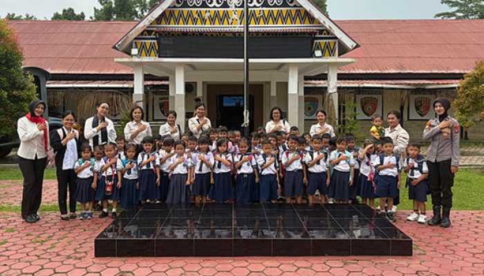 Polwan Polres Mentawai Edukasi Anak TK Anugerah Pemulihan tentang Pentingnya Menjaga Area Privasi